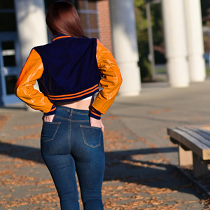 เสื้อแจ็คเก็ตครอปสไตล์วาร์ซิตี้สำหรับผู้หญิง สีเทา-ส้ม แบบเลตเตอร์แมน แขนหนังเทียม เสื้อคลุมลำลอง แฟชั่นสำหรับสุภาพสตรี - Product Image 6