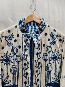 Veste en velours Suzani d'Ouzbékistan, brodée à la main, motif floral, style bohème, inspiration vintage, cadeau pour elle, polyester/coton, col cranté - Product Image 5
