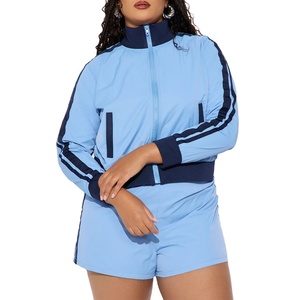 Ensemble de shorts sportifs 2 pièces pour femme avec accents bleu marine et bandes latérales, coupe classique, pour le printemps et l'été - Product Image 3