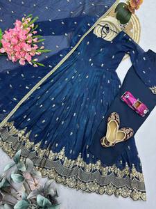 HENIXA CREATION Ensemble Kurta bleu foncé brodé, coupe ajustée, longueur ras du sol, avec Dupatta – Robe de mariée traditionnelle indienne et pakistanaise pour femme - Product Image 6