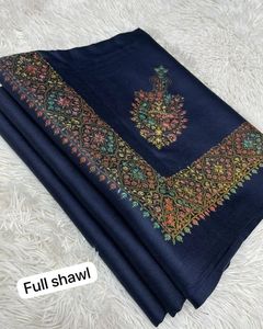 Châle long en laine pour femme avec franges et broderie florale bleu marine, respirant et coupe-vent, léger pour l'hiver et l'usage quotidien - Product Image 6