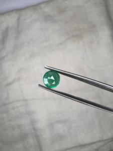 Émeraude naturelle zambienne de 0,82 ct, taille poire, pierre précieuse verte pour la fabrication de bijoux, vente en gros, exportation - Product Image 2