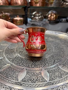 Verre en cuivre gravé à motif floral finition rouge pour cadeaux et célébrations de mariage, idéal pour servir des cocktails, provenant d'Inde - Product Image 4