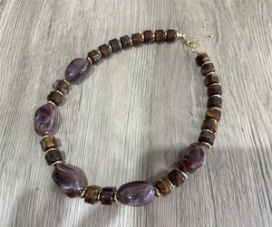 Collier unisexe géométrique en résine fait main, bijoux de créateur élégants, tons terreux modernes, perles uniques, accessoire de luxe massif, cadeau - Product Image 4
