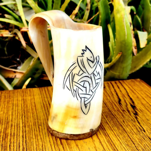 Jarra rústica de cuerno para cerveza, hidromiel y cerveza artesanal, jarra de cuerno vikinga para uso en fiestas medievales tradicionales. - Product Image 1