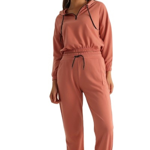 Conjunto deportivo ajustado para mujer, top corto elegante y pantalones jogger, conjunto de fitness moderno, ropa deportiva activa para uso diario. - Product Image 1