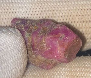 หินหยาบทับทิมธรรมชาติ33.95กะรัตจาก Kenya femos John ซาอูลเหมือง - Product Image 2