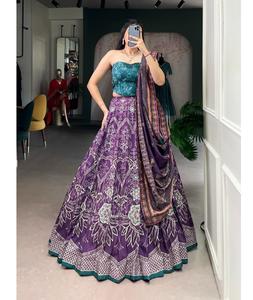 Lehenga Choli traditionnel indien pour femmes en soie Vaishali imprimée avec des perles et des dentelles Gotta Patti - Product Image 1