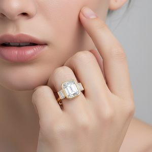 Anello Art Deco con Tre Pietre Taglio Smeraldo, Montatura a Castone con Pietre Laterali Baguette, Oro 18K, Anello Passato Presente Futuro - Product Image 5