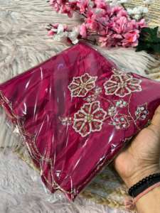 Magnifique sari en tissu de soie Ho doux avec un pallu richement orné de broderies Motiwork et Butta Butti sur tout le sari, offrant un look riche et un travail de découpe Khatli. - Product Image 5