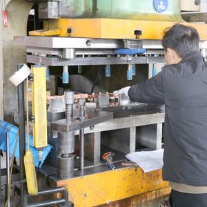 Maßgefertigte Hochpräzisions-Mehrstationen-Stanzformen für Metallstanzteile für Automobilrahmen - Product Image 1