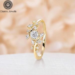 Bague de fiançailles Charm_Jewells pour femme en argent plaqué or 18 carats avec moissanite taille coussin, motif floral, sertissage à griffes, style classique - Product Image 4