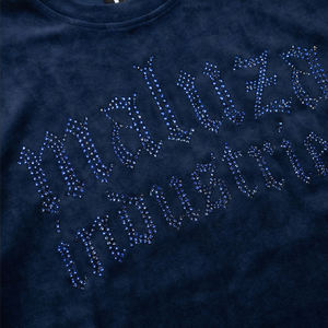 Camiseta de Diseño de Lujo Informal Urbana Hip Hop con Logotipo Gótico de Pedrería y Terciopelo MALUZA INDUSTRIES - Product Image 5