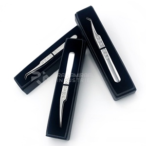 Pinzas para pestañas RMI Silver New Grip Design de moda y 2 puntas diferentes/45 grados/rectas/1 pieza en caja de cartón negra. - Product Image 6