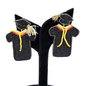 Boucles d'oreilles pendantes personnalisées pour la remise des diplômes, style unique et durable, parfaites pour les cérémonies et les cadeaux, avec motifs toque et robe de graduation. - Product Image 1