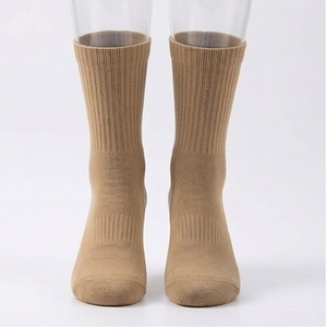 Chaussettes de cyclisme personnalisées respirantes, à séchage rapide, de compression, pour le sport, durables, souples, pour la gym, couleur personnalisée, adaptées aux paires, à porter - Product Image 1