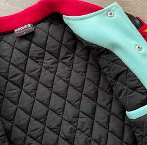 Chaqueta Varsity para Hombre, Resistente al Viento, 100% Algodón, Azul Claro y Negro, con Parches Bordados, Estilo Urbano, Cuello Alto, Corte Regular - Product Image 3
