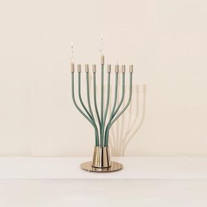 Menorá de Hanukkah Minimalista de Metal con Diseño Verde y Plateado, Moderno Portavelas para Decoración de Festividades Judías - Product Image 1