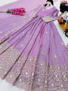 ชุดเลเฮนกาโชลีสีม่วงปักลายทอง ยาวถึงพื้น สไตล์อินเดียดั้งเดิมสำหรับงานแต่งงาน ทรงหลวม ชุดพื้นเมืองสำหรับผู้หญิง - Product Image 5