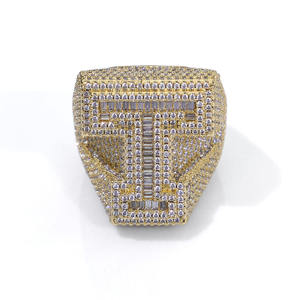 Anillo de lujo de moissanita con letras personalizables en plata S925 y oro de 14K, estilo hip-hop europeo-americano, para unisex. - Product Image 1