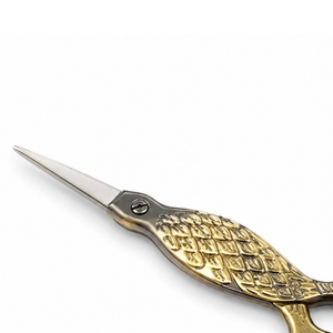 Ciseaux de couture MANAN INSTRUMENTS à motif écailles de poisson dorées, lame en acier inoxydable, manche en métal, pour broderie, artisanat et couture - Product Image 4