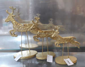 Figuritas de renos de metal dorado, decoración navideña elegante para exhibiciones festivas, acento colgante, plástico, adornos navideños - Product Image 1