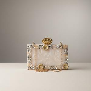 Pochette carrée en résine perlée avec chaîne dorée - Idéale pour les soirées - Product Image 3