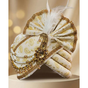 Sofá Real para Novio en Color Marfil y Dorado para Bodas |   Turbante Tradicional Indio Hecho a Mano con Perlas, Piedras y Plumas para Ceremonias - Product Image 1