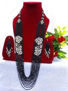 Conjunto de collar de cuentas de vidrio contemporáneo, elaborado con cuentas coloridas hechas a mano para las tendencias de joyería moderna. - Product Image 5