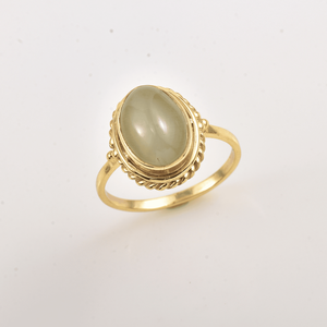Bague Moku en argent 925 plaqué or avec pierre œil-de-chat ovale verte, sertie en cabochon, style corde torsadée géométrique, troisième bijou raffiné - Product Image 1