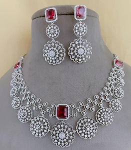 Exclusivo Juego de Collar y Aretes de Diseño Moderno con Acabado Plateado y Piedras de Circonio de la Mejor Calidad, Colección para Bodas - Product Image 2