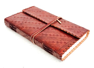 Cuaderno de Cuero Marrón con Cierre de Correa Repujada Hecho a Mano, Diseño Personalizable, Regalo - Product Image 3
