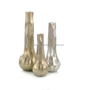 Vase décoratif coulé Vase à fleurs plaqué aluminium moderne Urne Vase décoratif de table fabriqué à la main par Azora industries - Product Image 5