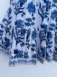 Vestido de Verano Azul Floral de Algodón para Mujer, Sin Mangas, con Tirantes y Volantes, Venta al Por Mayor - Product Image 3