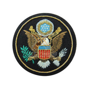 Badges brodés à la main personnalisés en tissu durable pour vêtements, marque privée - Product Image 1