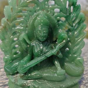 Estatua de la Diosa Saraswati Tallada en Jade Verde con Fondo de Plumas de Pavo Real, Decoración para el Hogar con Deidad Hindú - Product Image 2