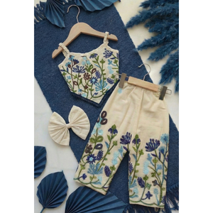 Ensemble coordonné sans manches pour enfants, brodé, en coton khadi, avec travail floral en dori et nœud assorti, pour les fêtes et les tenues décontractées. - Product Image 3