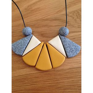 Collier moderne en résine et bois fait main avec accessoires de mode en cristal, fini avec une touche artisanale - Product Image 4