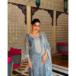 El conjunto de ropa de fiesta para mujer de diseñador incluye hermosa camiseta y Dupatta para ocasiones especiales - Product Image 3