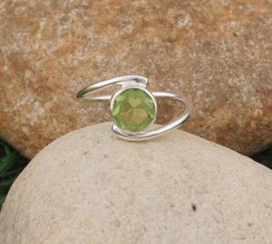 Bague Minimaliste en Argent Sterling 925 avec Péridot Naturel, Bijou Délicat Classique Pierre de Naissance d'Août, Cadeau de Mariage et Fiançailles - Product Image 3