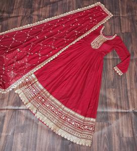 Robes Anarkali pour femmes, dernières tendances, en tissu Faux Blooming, richement brodées, disponibles en quatre couleurs différentes, avec dupatta brodée. - Product Image 4