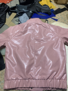 Chaqueta Bomber Rosa de PU con Cuello Alto y Botón Único, Prenda Exterior Casual de Otoño, Corte Regular, Textura Repujada, Unisex - Product Image 5