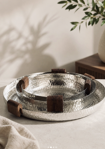 Plateau de service rond en aluminium martelé moderne avec poignées en bois, plateau de présentation décoratif en métal pour la maison, l'hôtel et le restaurant - Product Image 6