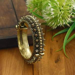 Brazalete Bohemio Antiguo Oxidado, Brazalete Tribal Dorado con Diseño Impresionante |   Joyería Étnica de Inspiración Vintage, Regalo para Mujer - Product Image 1