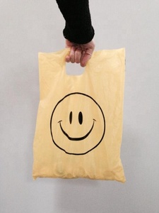 Sac en plastique réutilisable de haute qualité découpé à l'emporte-pièce Sac à provisions imprimé de logo personnalisé Sac à provisions de café cadeau avec poignée Fabricant - Product Image 6