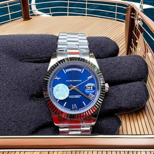 นาฬิกาสแตนเลสสตีลขนาด 41 มม. หน้าปัดคริสตัลแซฟไฟร์สีน้ำเงินลายซันเรย์ ตัวเลขโรมันสีเงิน ขอบหน้าปัดแบบฟลูเต็ด กลไกจักรกล สำหรับทุกเพศ - Product Image 1