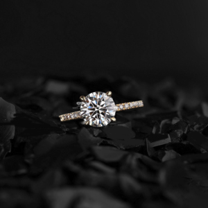 Anillo de compromiso solitario de oro de 14K con diamante redondo cultivado en laboratorio, banda pavé, joyería nupcial minimalista, fabricante mayorista personalizado - Product Image 1