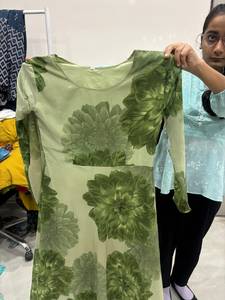 Robe d'été fluide à imprimé floral vert, col rond, manches longues, taille ajustée, coupe trapèze, longueur cheville, idéale pour les fêtes et les vacances - Product Image 1