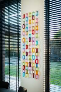 งานประติมากรรมตกแต่งผนังแบบโซ่เชื่อมต่อกัน ทำจากเรซิ่นไล่เฉดสีเทาควันบุหรี่สุดหรู สำหรับตกแต่งภายในล็อบบี้โรงแรม - Product Image 4