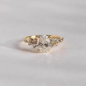 แหวนหมั้นมอสซาไนต์ทรงรีประดับเพชรทรงดอกไม้ด้านข้าง แหวนทอง 14K แหวนแต่งงานดีไซน์เรียบหรูที่ได้รับแรงบันดาลใจจากธรรมชาติ - Product Image 1